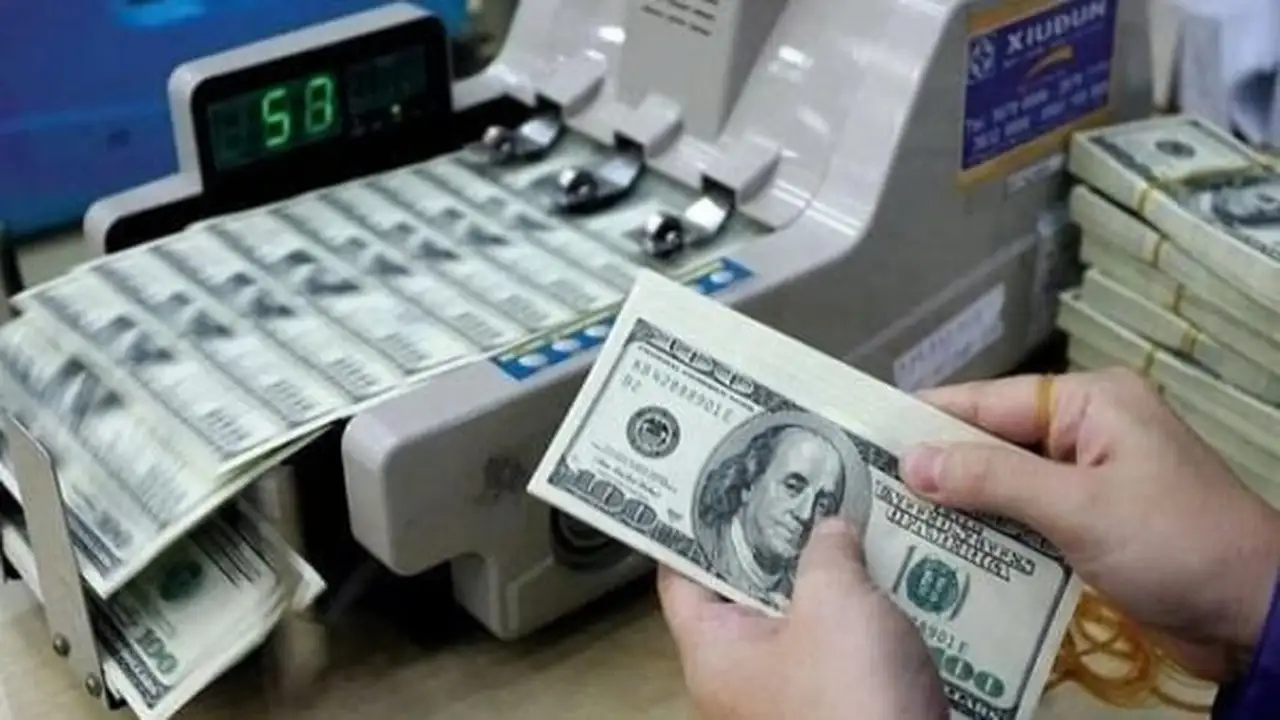 ارتفاع الدولار الأمريكي في السوق الحرة اليوم مع انخفاض عالمي ملحوظ